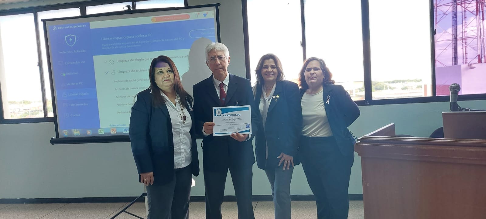 Estudiantes con mejores promedios de las escuelas de la Facultad de Ingeniería recibieron reconocimientos