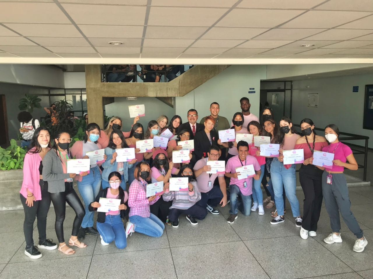 Estudiantes de Diseño  Gráfico recibieron certificado por su participación en la Muestra Visual Editorial “Cáncer de mama realidad visible”