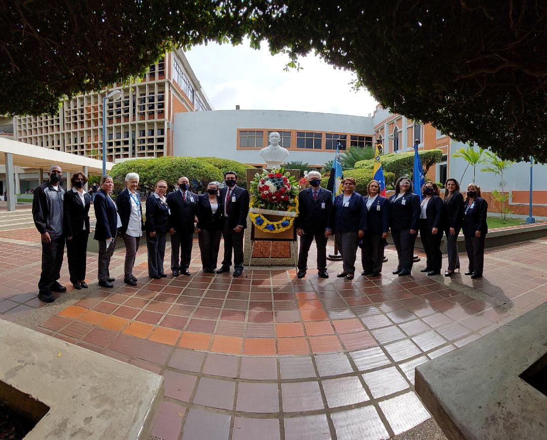 URBE celebra 33 años de excelencia académica con misa de acción de gracias y ofrenda floral en la plaza del epónimo