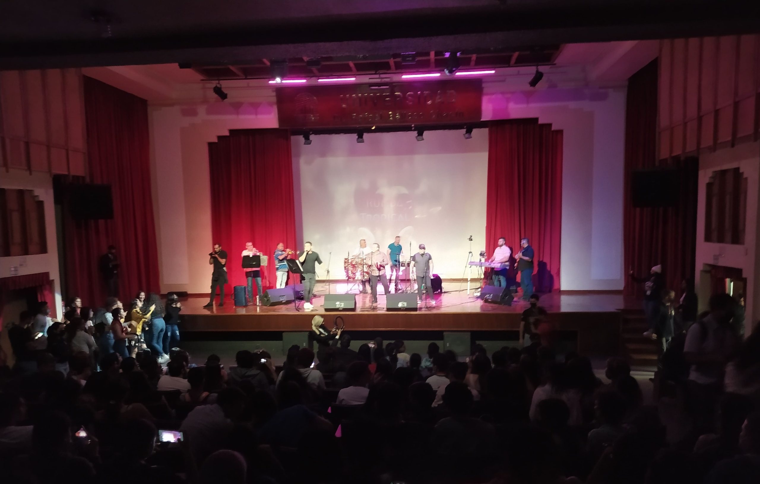 La guaracha de Rumba Tropical tomó el auditorio de la URBE