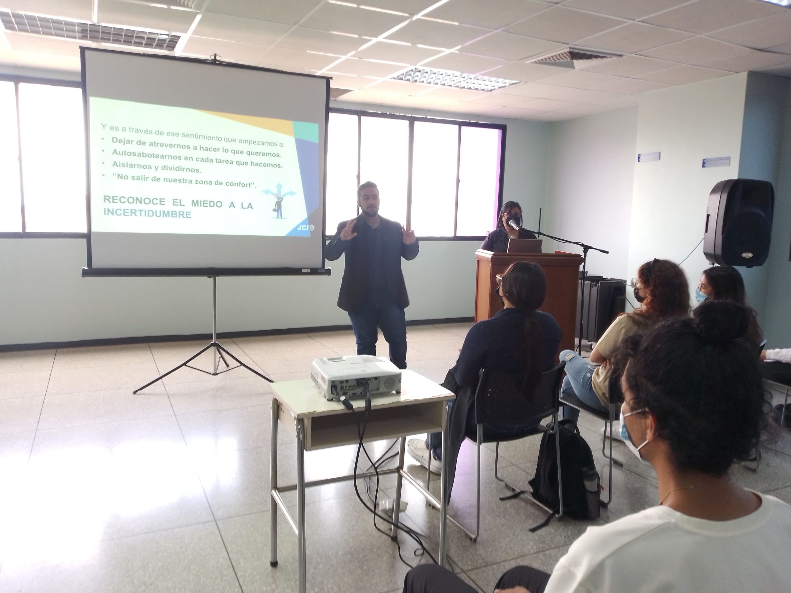 Club de emprendedores realiza charla «Lidera y emprende con confianza»