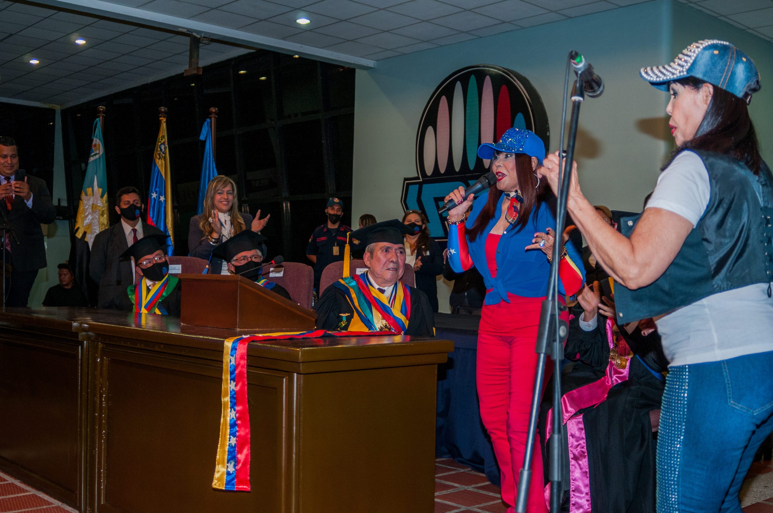 Lila Morillo le cantó a los nuevos profesionales de la URBE