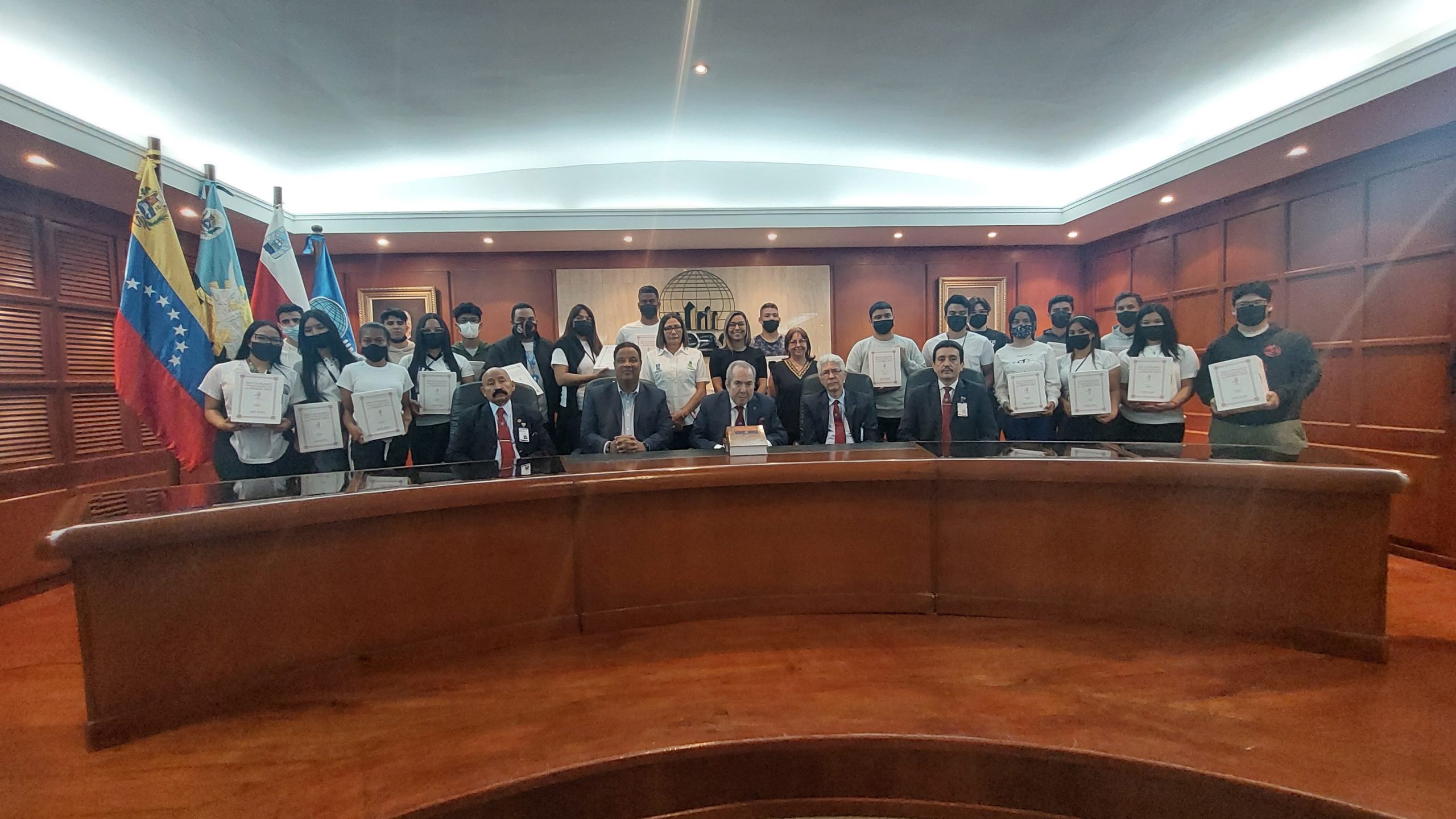 Alcaldía de Maracaibo entregó diccionario jurídico a estudiantes Derecho