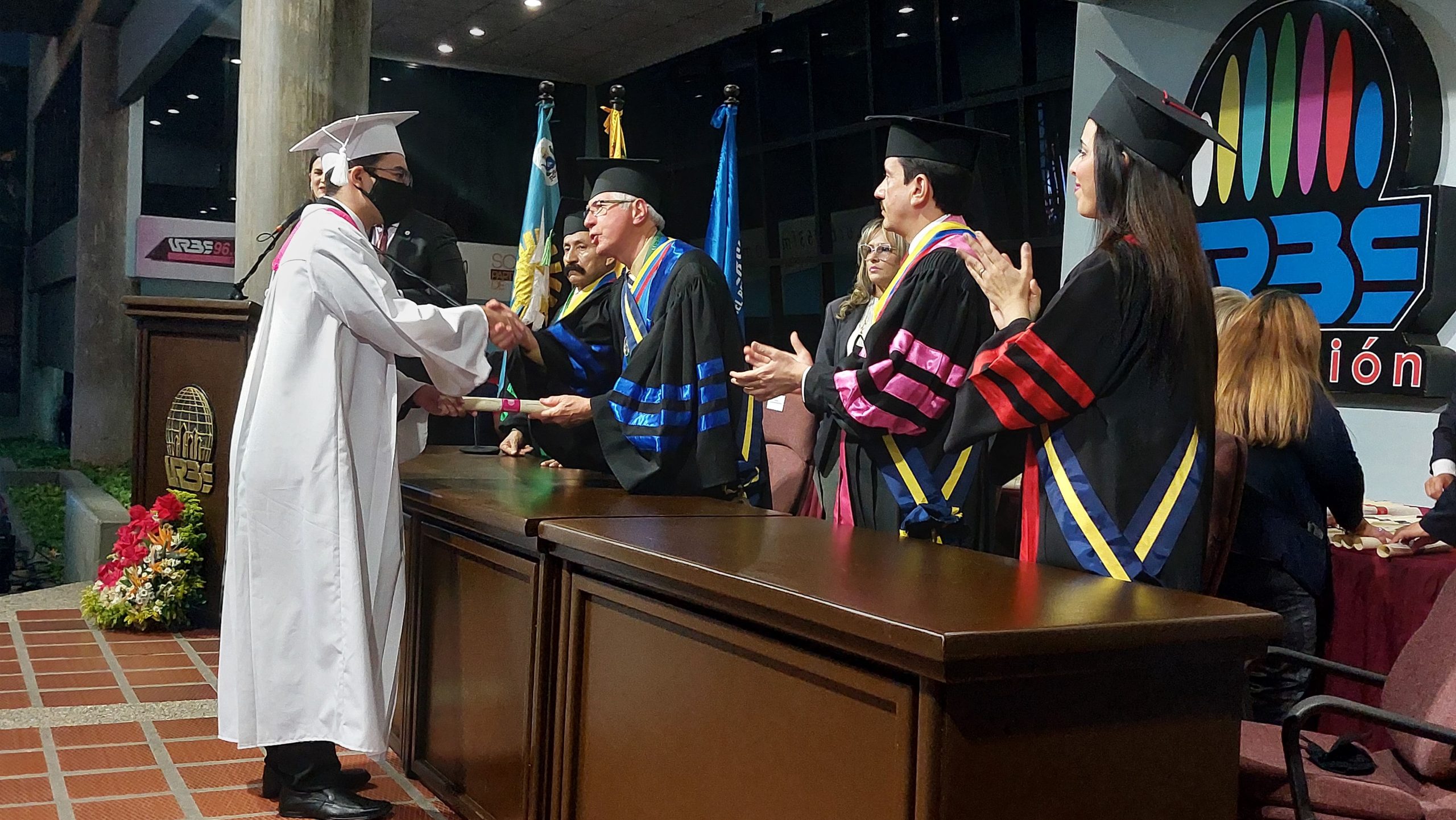 URBE entrega al país 464 nuevos profesionales