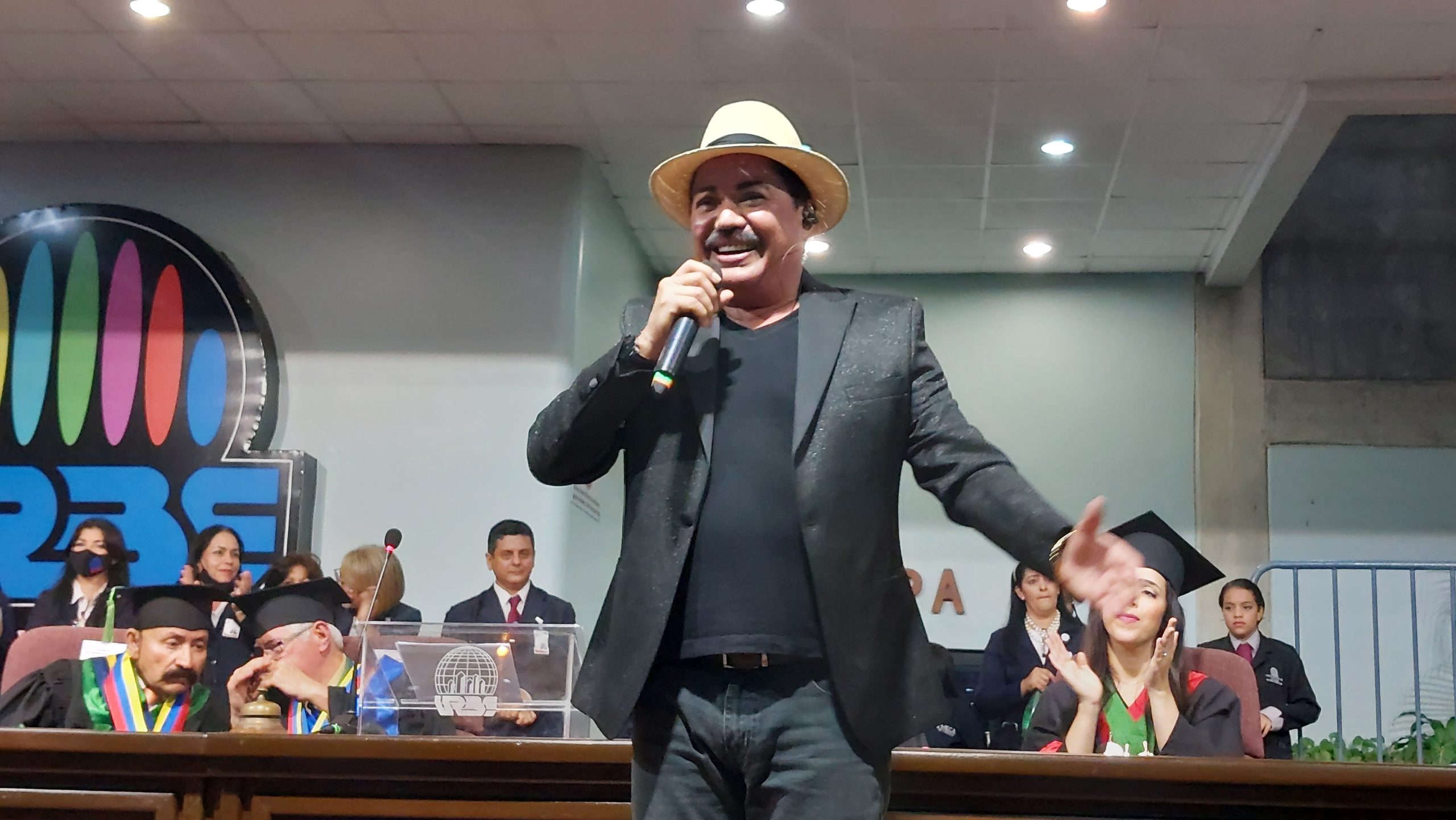 Luis Silva le canta a los nuevos profesionales de URBE