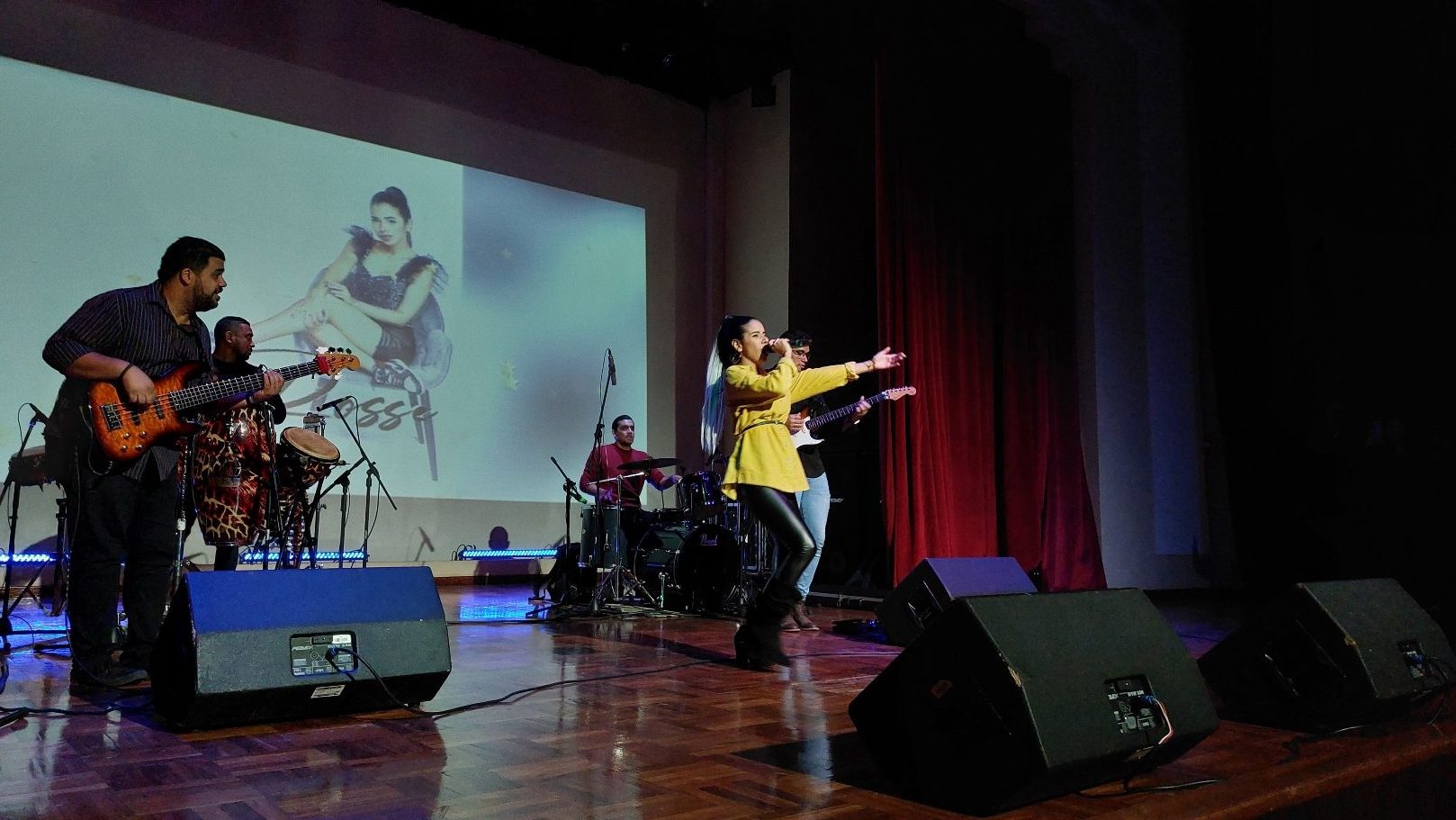 Rosse se apoderó de este jueves cultural en el auditorio de la URBE