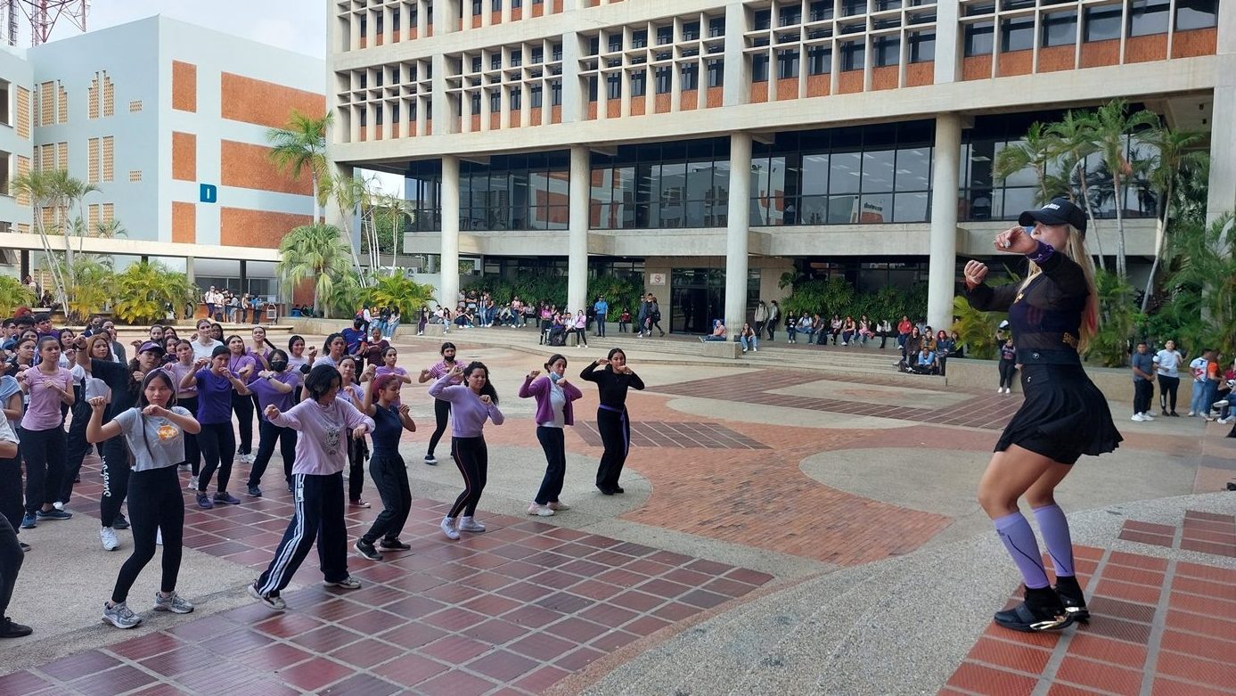 Dirección de Deportes de URBE realizó bailoterapia para celebrar el Día de la Mujer