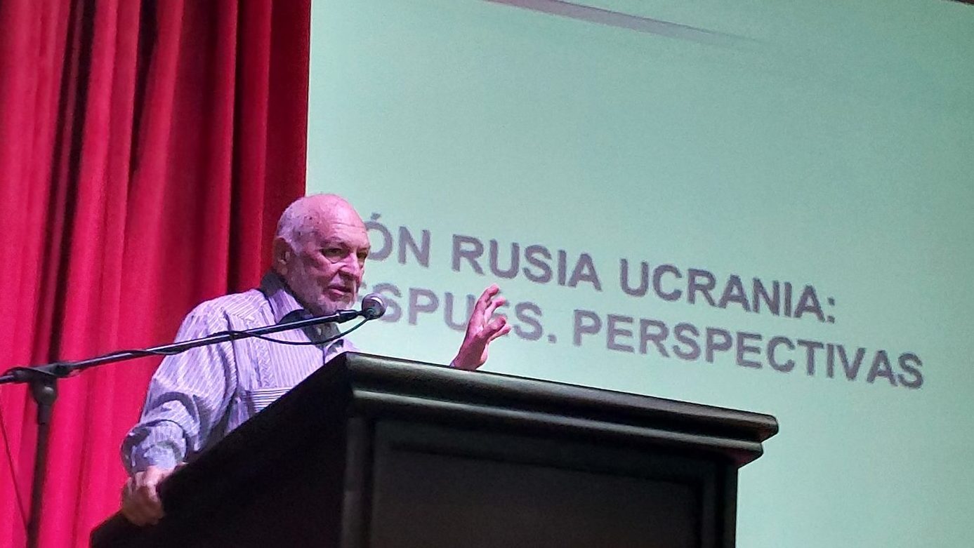 Dr. Ángel Lombardi imparte conversatorio: “Invasión Rusia a Ucrania un año después. Perspectivas”, en el auditorio de la URBE