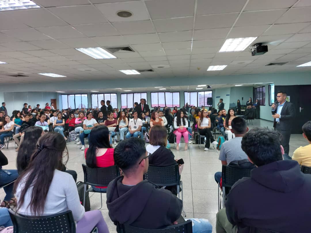 Estudiantes de Derecho de URBE ofrecieron conferencia “Arriésgate a ser parte del cambio”