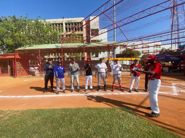 URBE homenajeó a los padres con juego de softbol