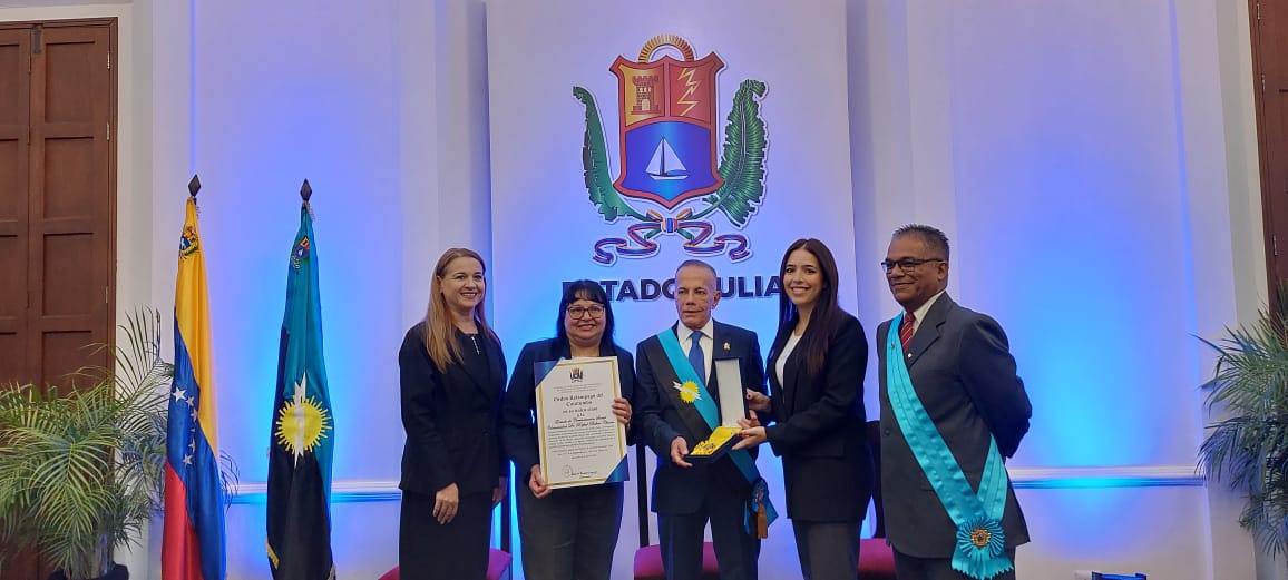 Escuela de Comunicación Social de URBE recibe Orden Relámpago del Catatumbo en su única clase por su destacada labor en la formación de profesionales