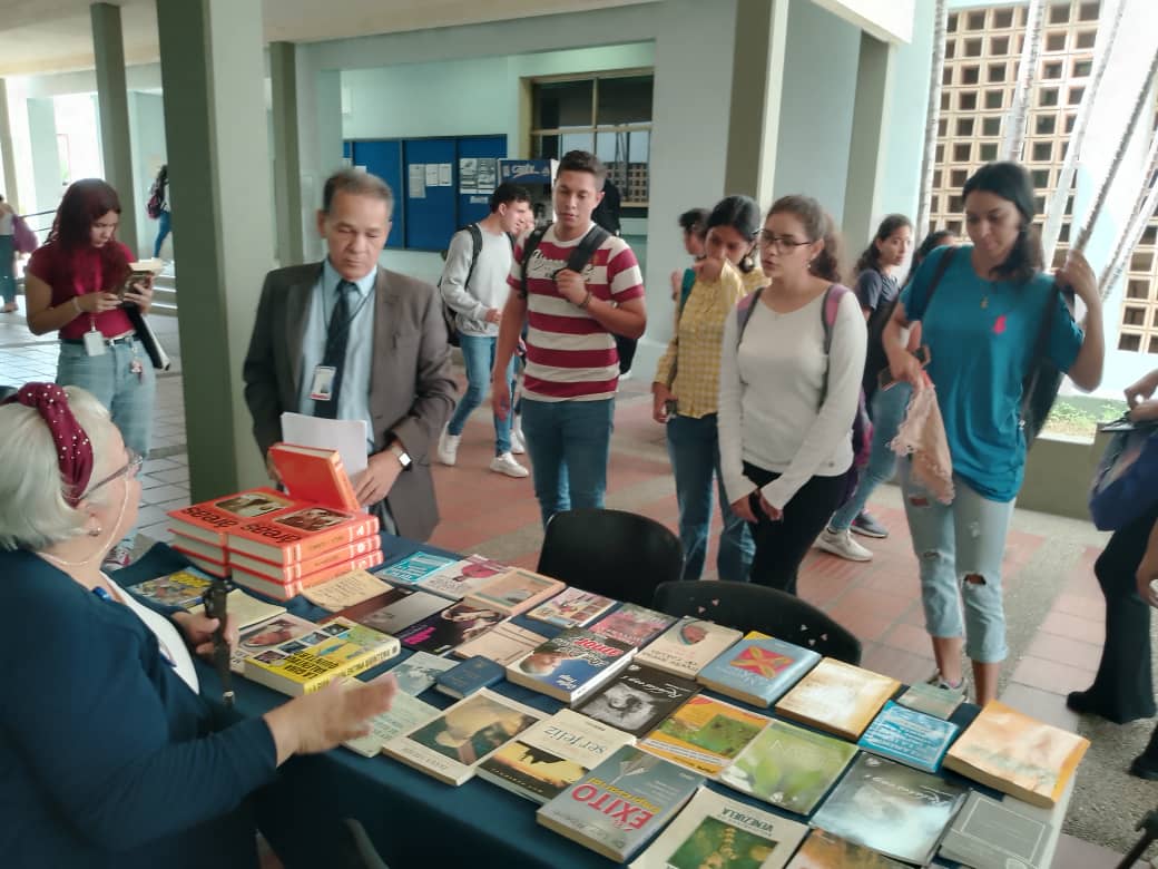 Club de Lectura «Dr. Julio Portillo» promueve la adopción de libros para fomentar la lectura en la comunidad universitaria