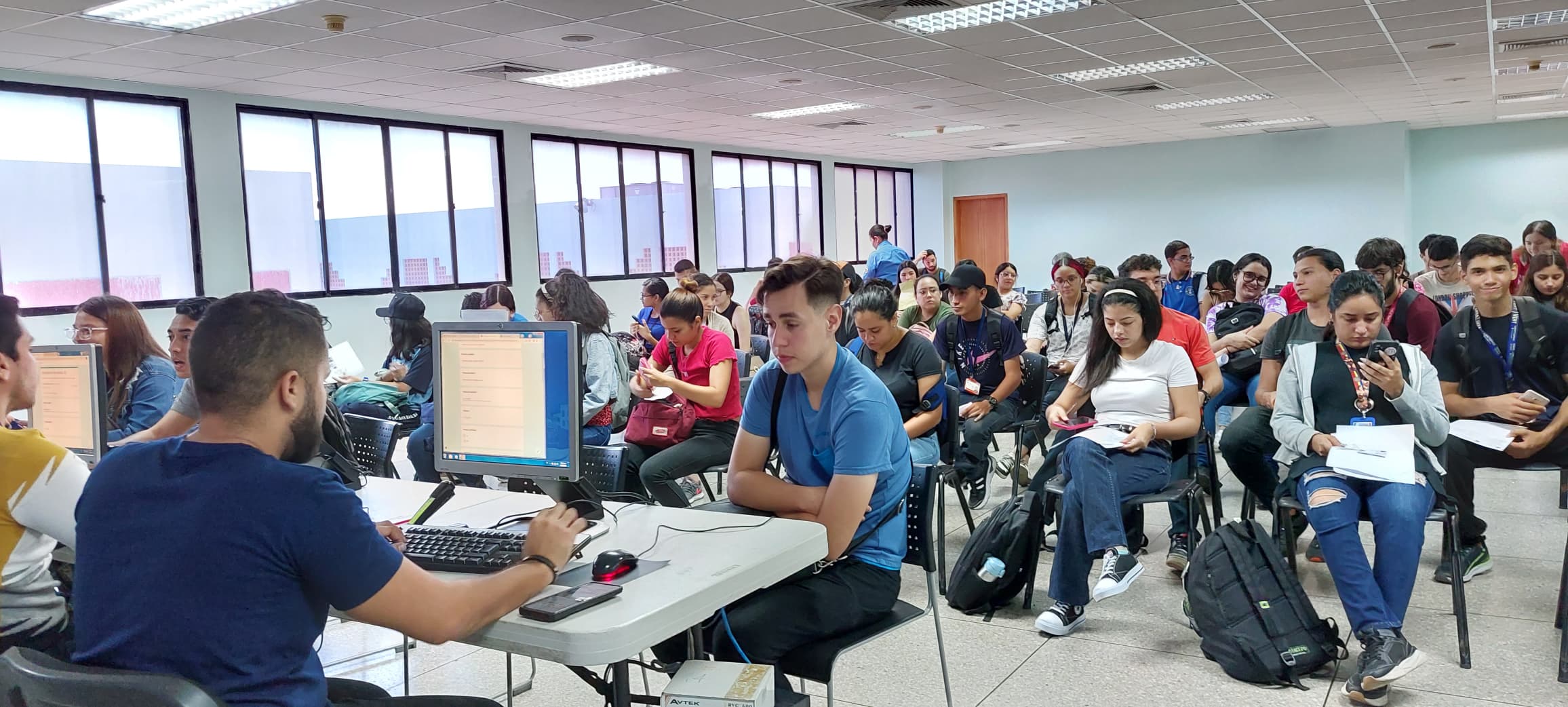 Fundación JEL  realiza  jornada de actualización de datos para los estudiantes de URBE