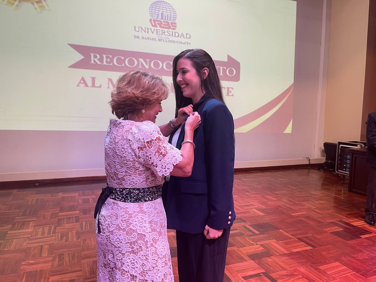 CLEZ otorga Botón al Mérito ciudadano a la Dra. Diana Belloso Montiel Rectora de la URBE