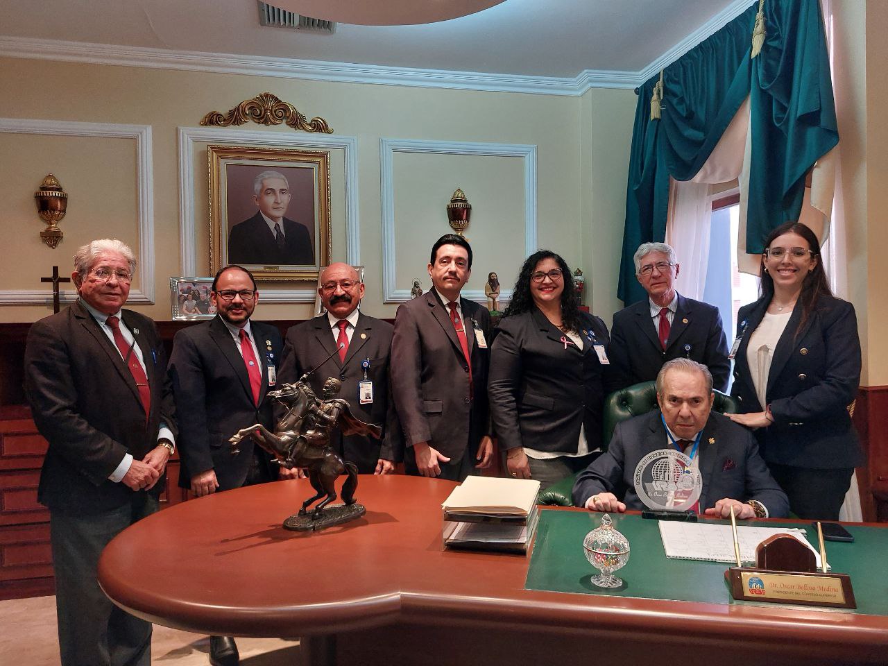 Reconocimiento a la trayectoria académica: Decana de la Facultad de Ciencias Jurídicas y Política entrega distinción al Dr. Oscar Belloso  Medina