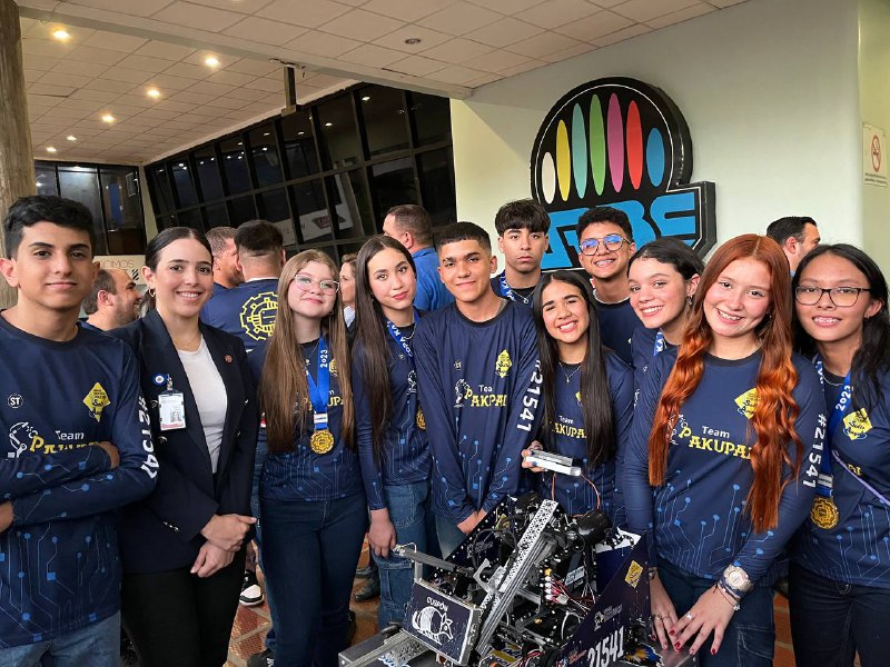 Estudiantes del Colegio Salto Ángel presentan su robot para el First Tech Challenge en la URBE