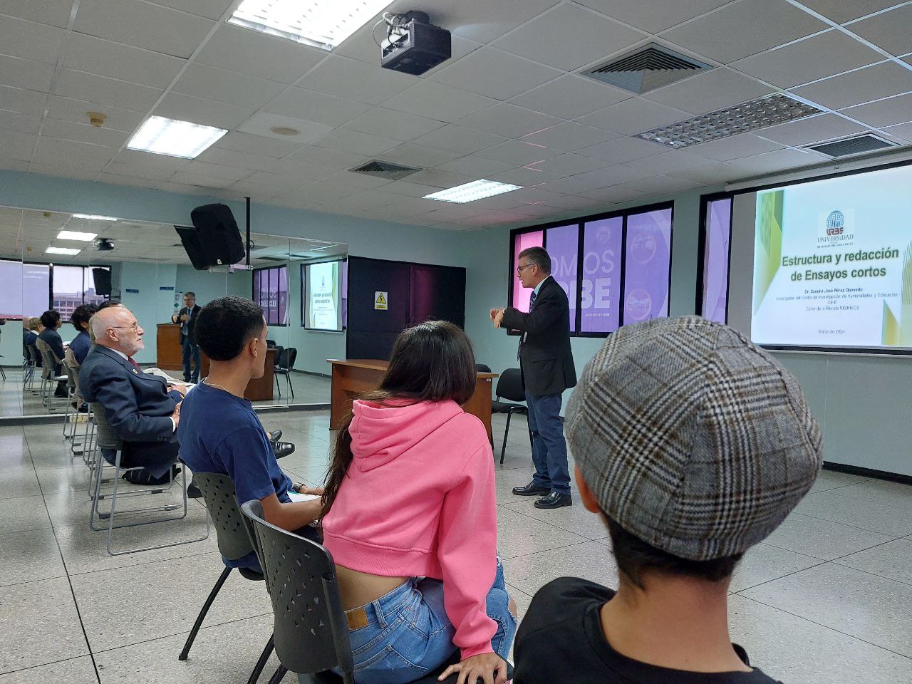 URBE realizó con rotundo éxito Taller sobre el Ensayo Corto