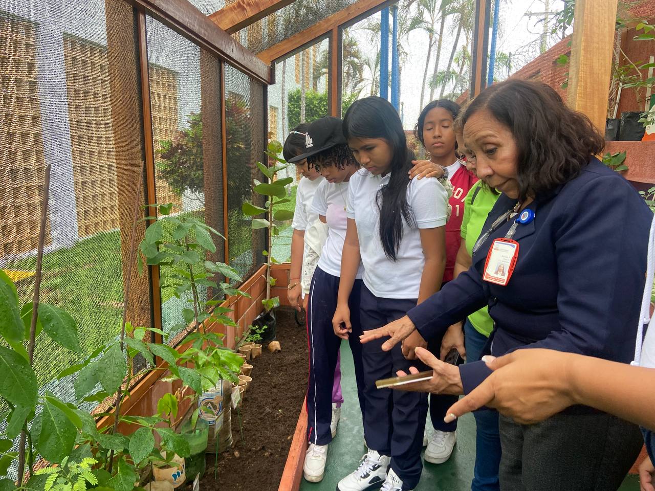 Estudiantes de la Escuela Norman Ramos visitan el Vivero URBE