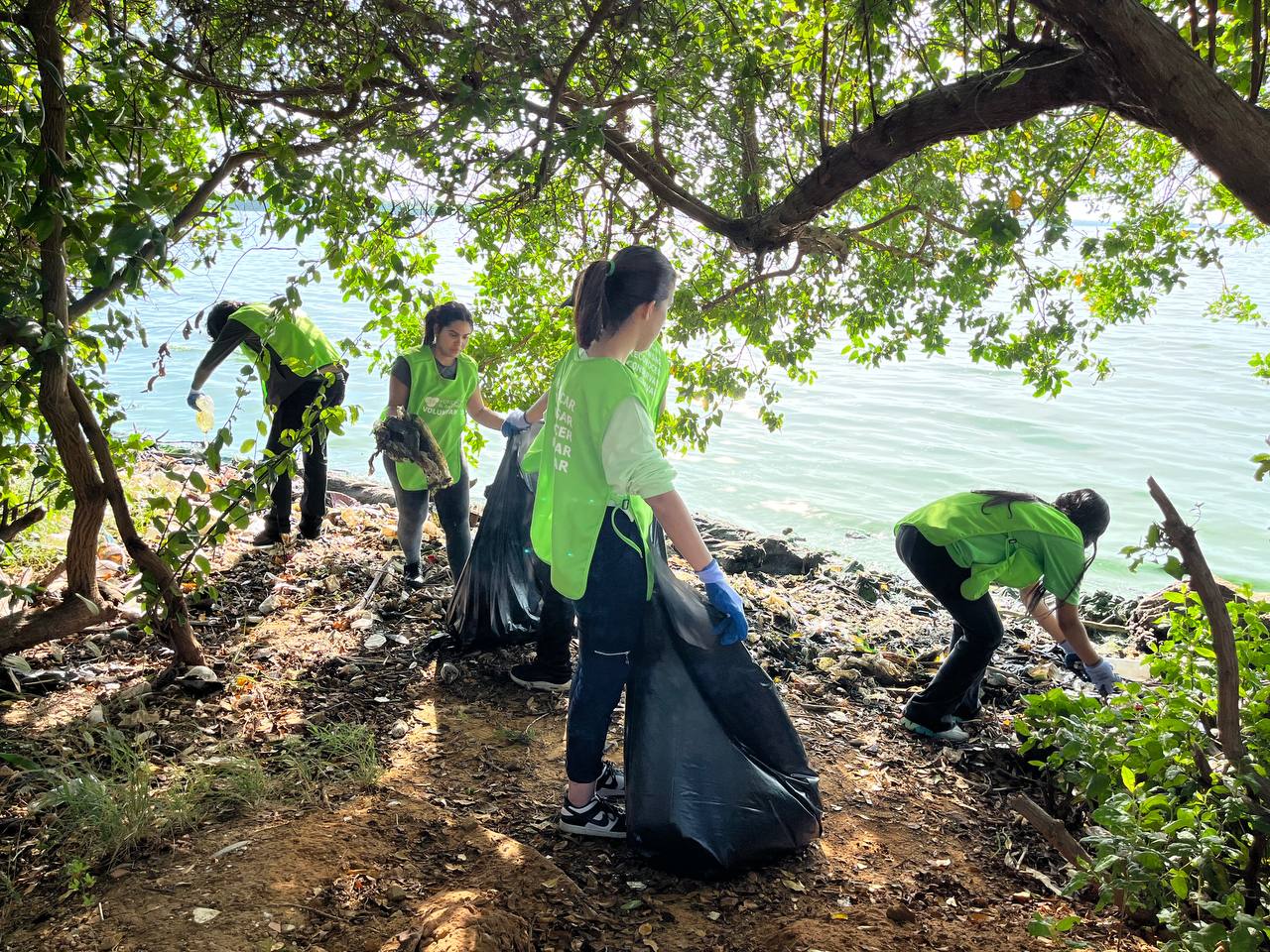 Brigada ambientalista de la URBE y Fundación Zulia Recicla limpian las costas del Lago de Maracaibo