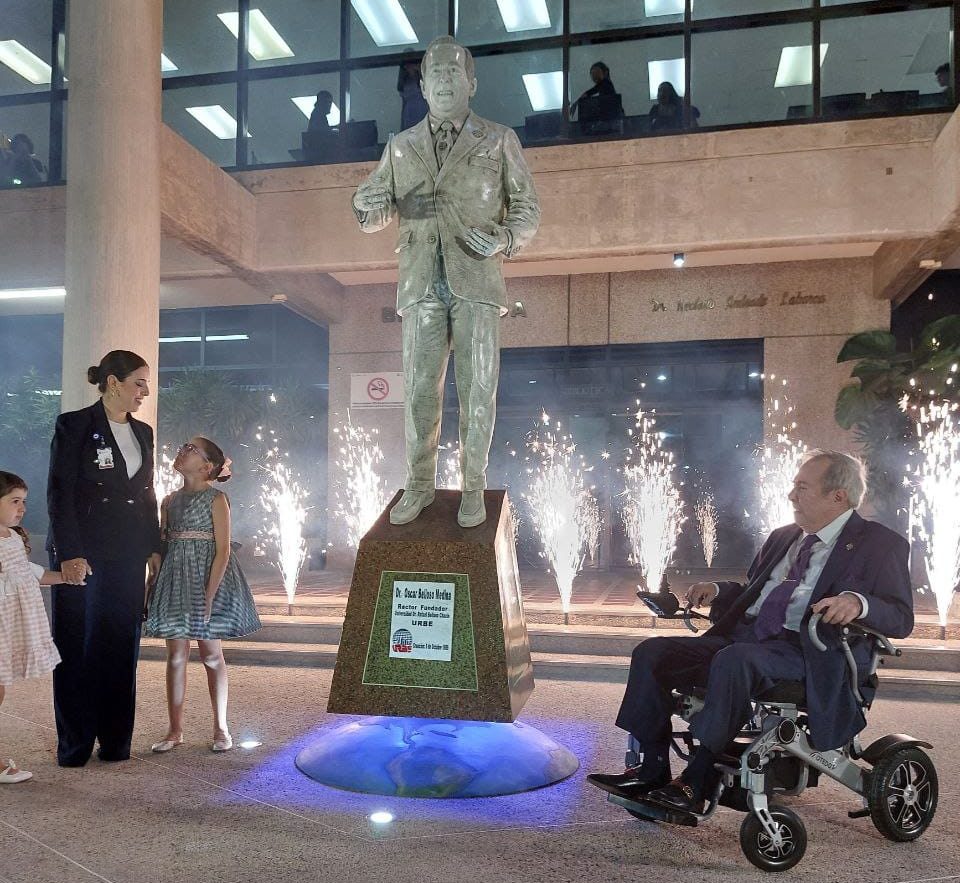 Estatua en honor al Dr. Oscar Belloso Medina engalana plazoleta de URBE