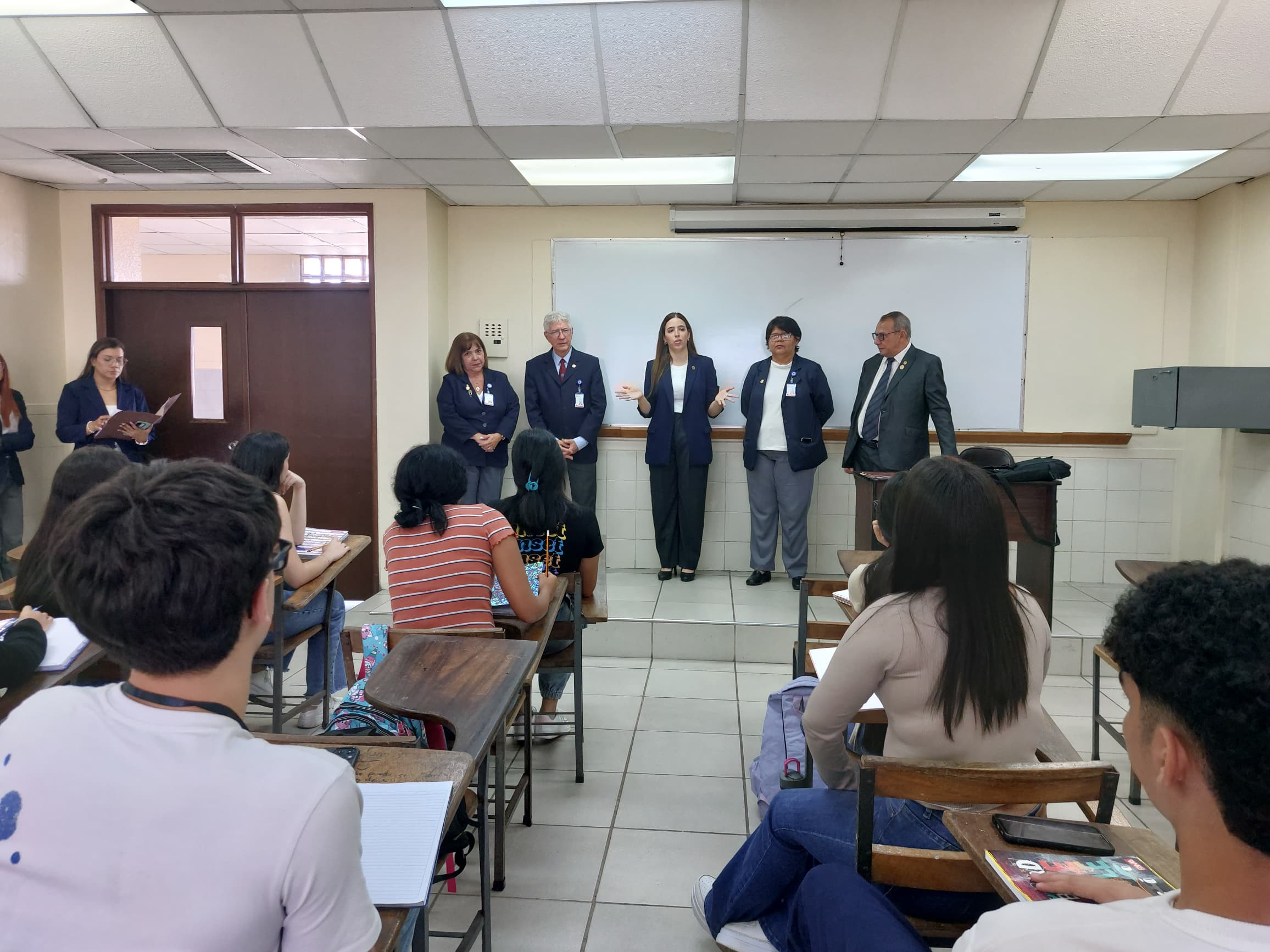 Rectora de la URBE da la bienvenida a los nuevos estudiantes