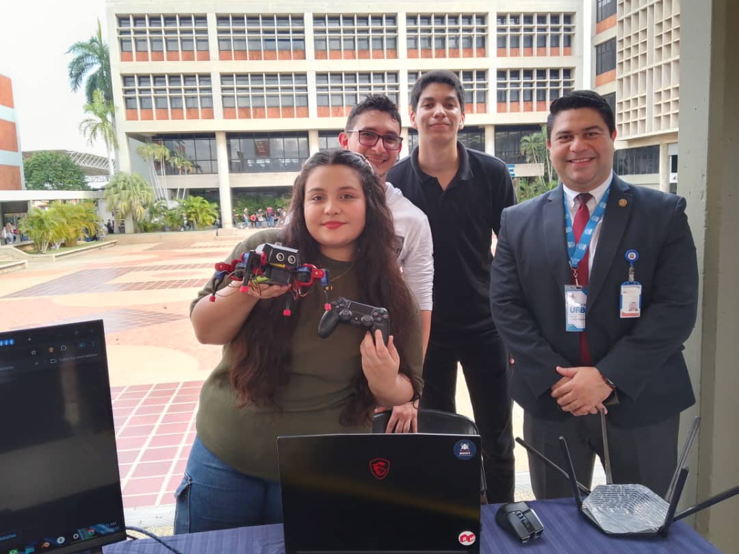 “Rocky” el robot multifuncional desarrollado por estudiantes de ingeniería de URBE