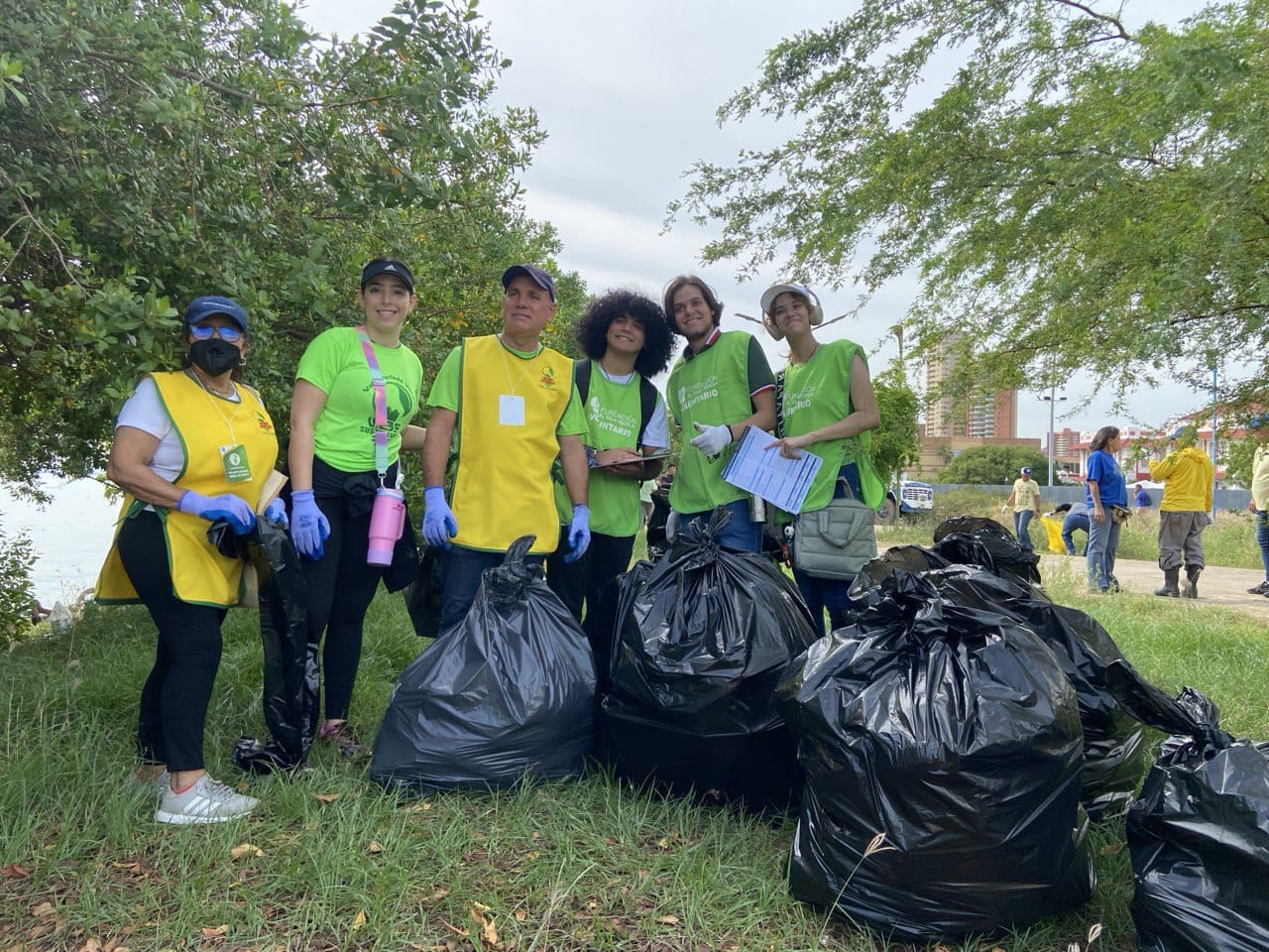 Rectora de la URBE lideró  jornada de limpieza en las riberas del Lago de Maracaibo