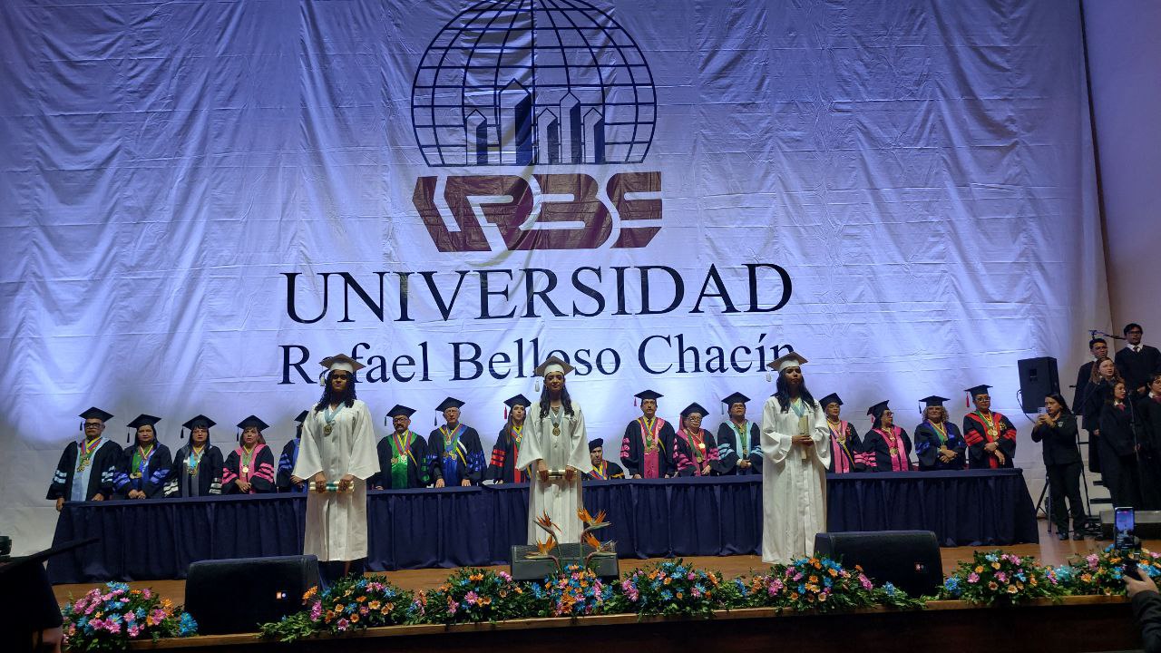 Entre togas y birretes: URBE celebra graduación de más de 400 nuevos profesionales