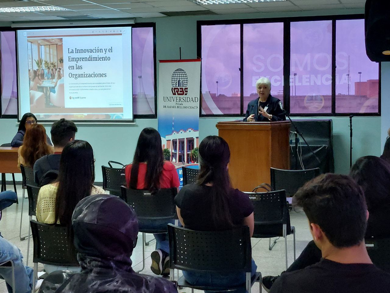 La Facultad de Ciencias Administrativas celebra VI aniversario del Club de Emprendedores con conferencia inspiradora