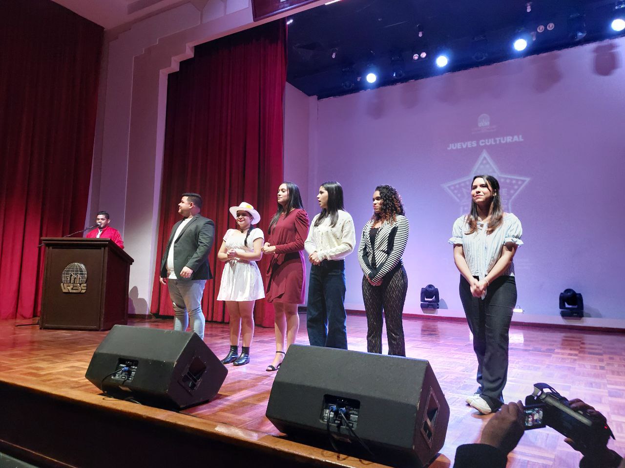 Seis Voces Brillantes Avanzan a la Semifinal de URBE Talento
