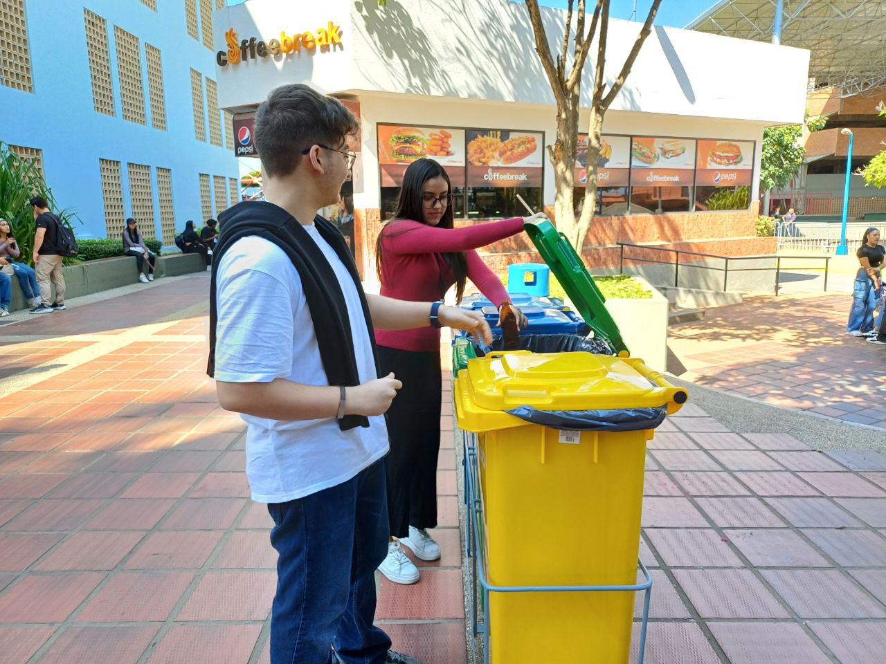 URBE impulsa la sostenibilidad con nuevos contenedores de reciclaje en el Campus