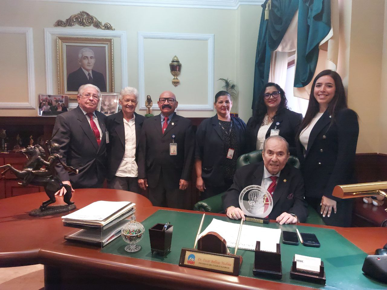 Facultad de Ciencias Jurídicas y Políticas de URBE entrega Premio a la Excelencia al Dr. Oscar Belloso Medina