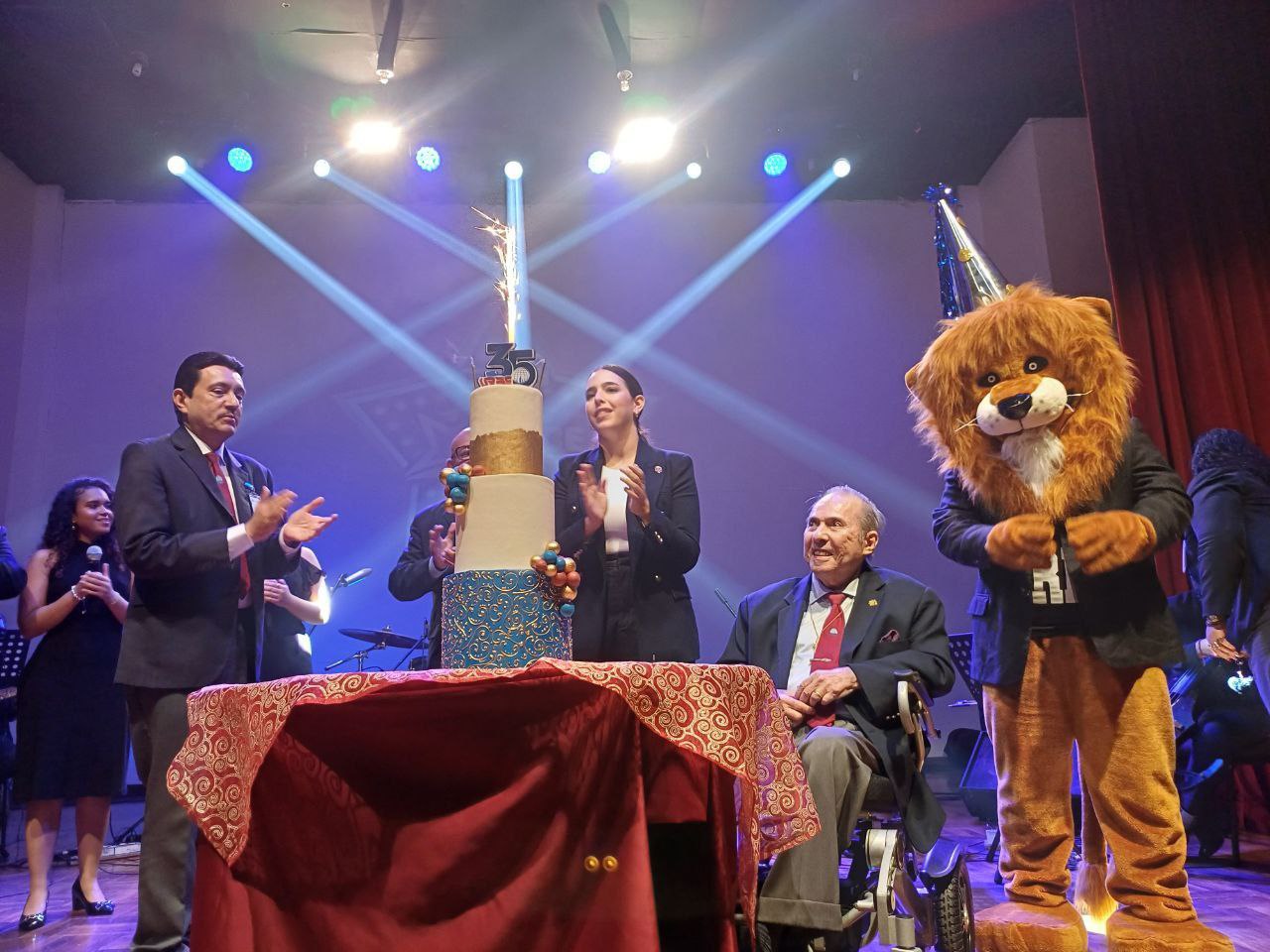 Durante final de canto URBE apaga las velitas de su 35 aniversario