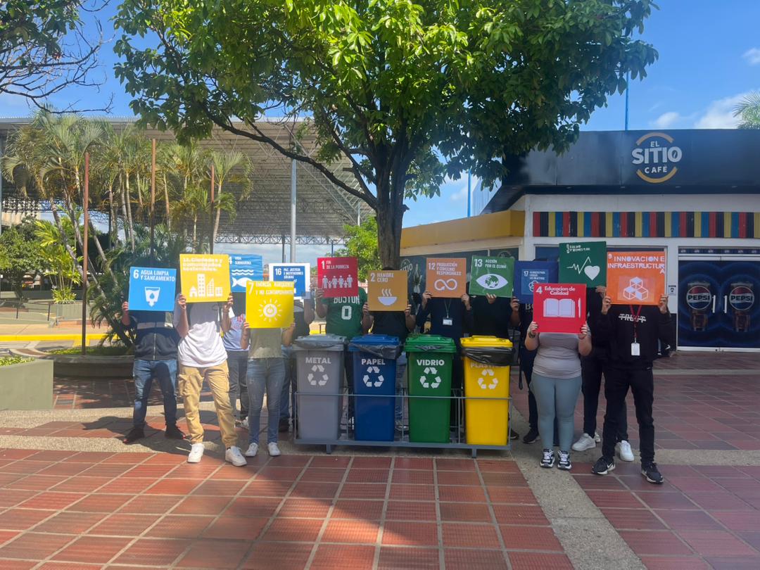 Estudiantes de URBE recolectan plástico para combatir el cambio climático