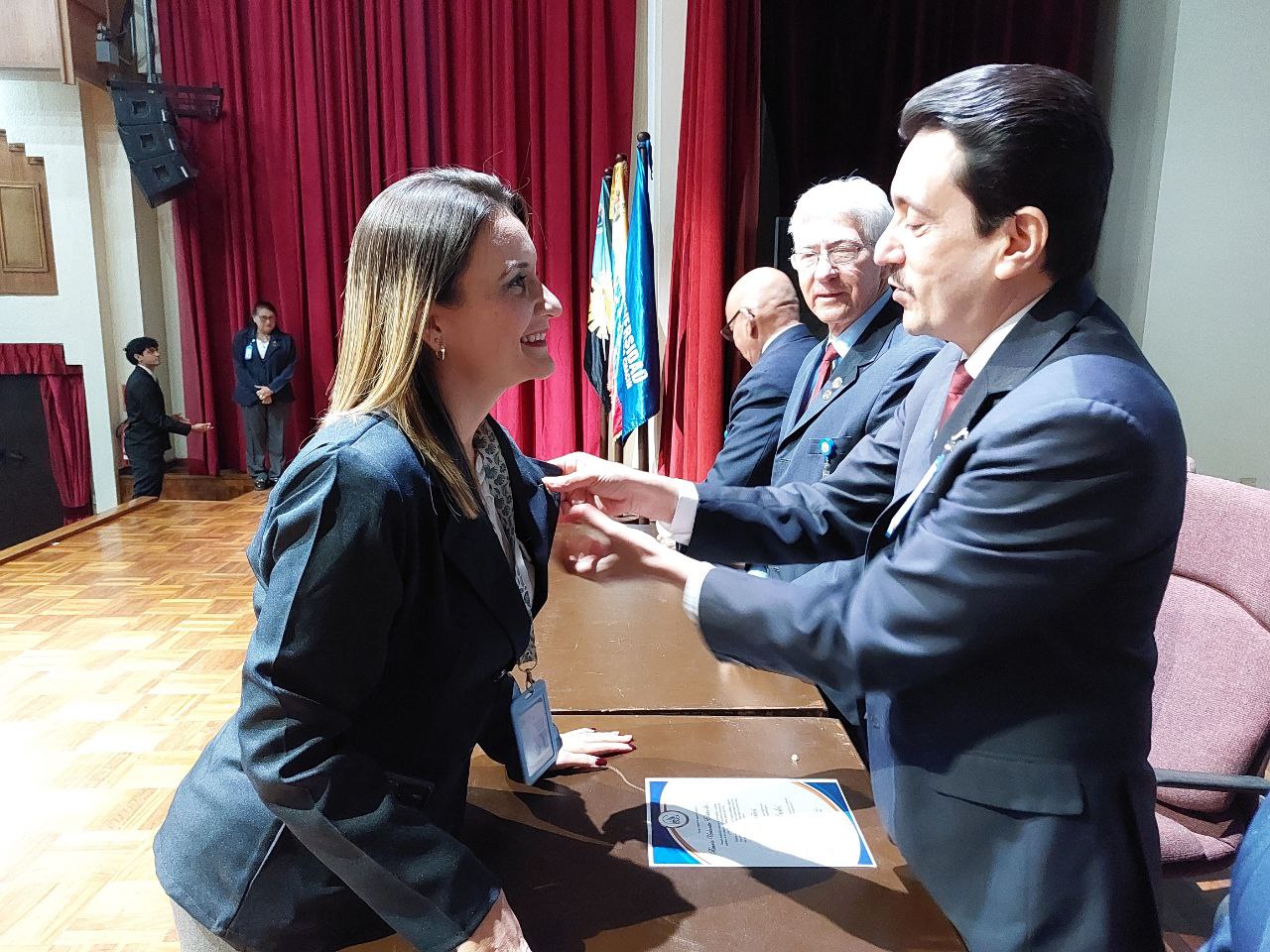 Acto en URBE: Botones de reconocimiento para 5, 10, 15, 20, 25 y 30 años de servicio
