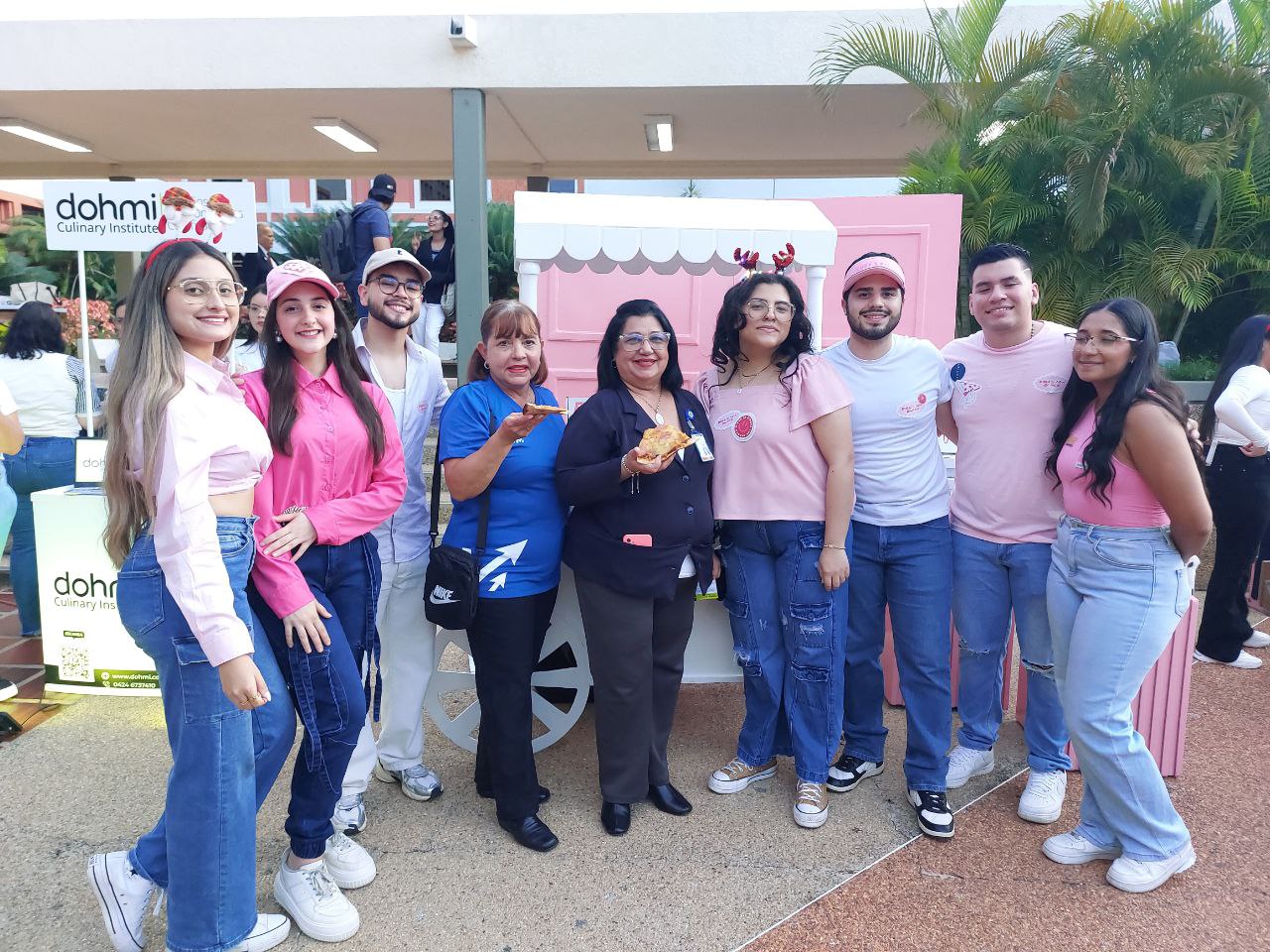 Estudiantes de mercadeo deslumbran en el Shiny Christmas Special Edition