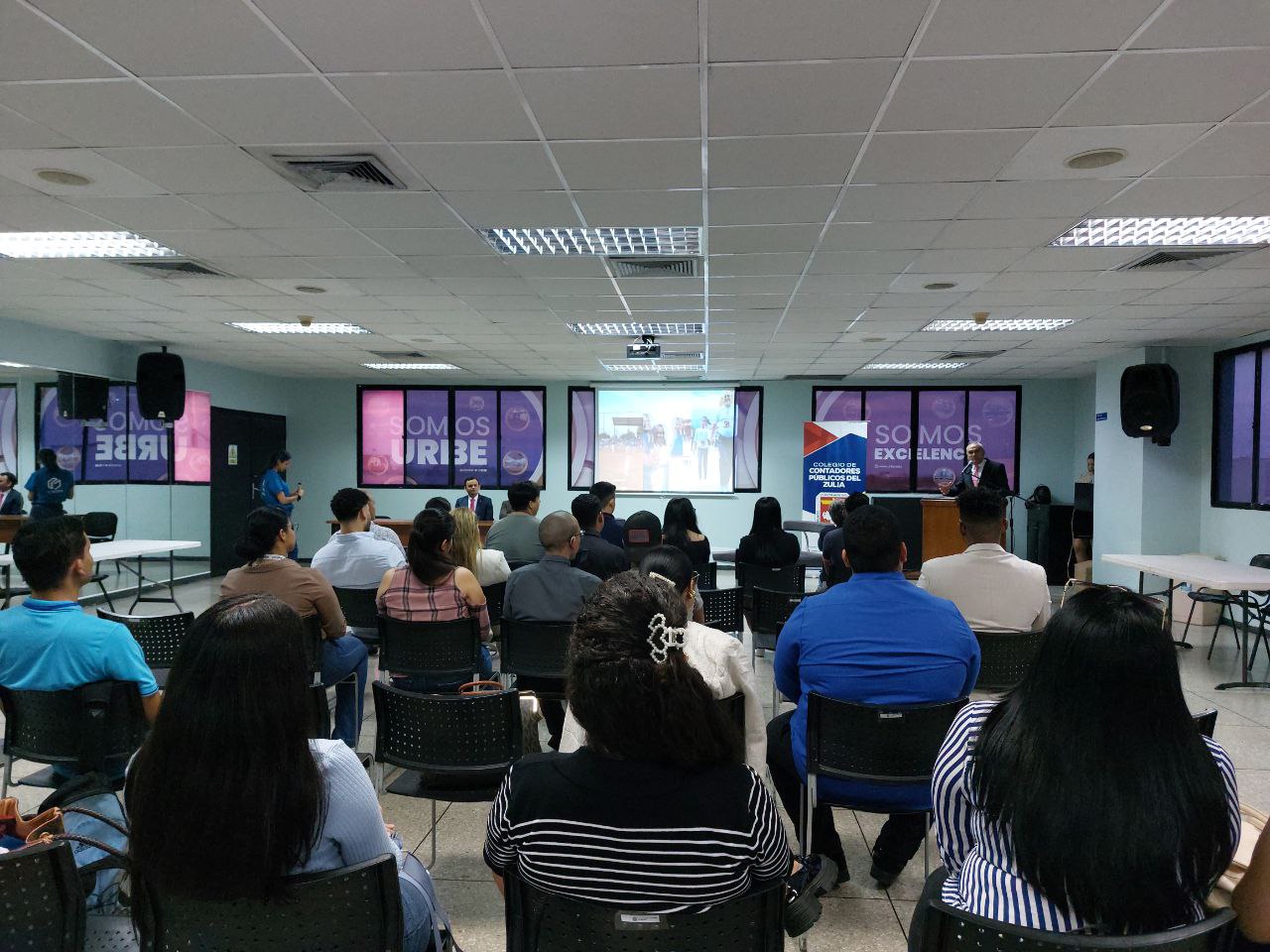El Colegio de Contadores del Estado Zulia entrega carné provisional a estudiantes de URBE