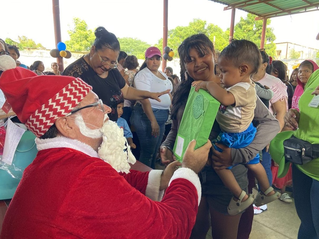 URBE lleva alegría navideña a niños de Fuerza Indígena I