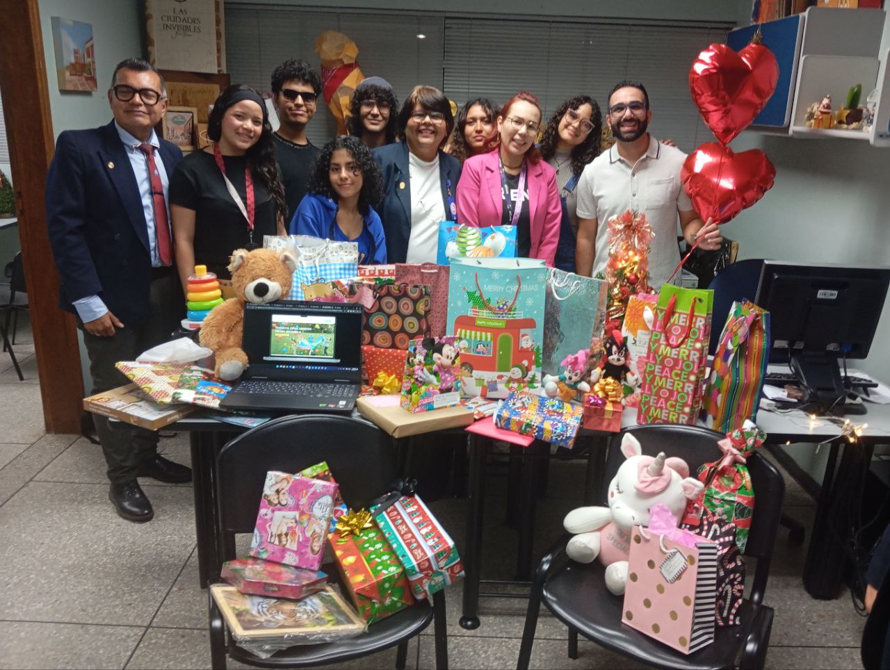 Estudiantes de Diseño Gráfico llevaron alegría a los niños con entrega de juguetes