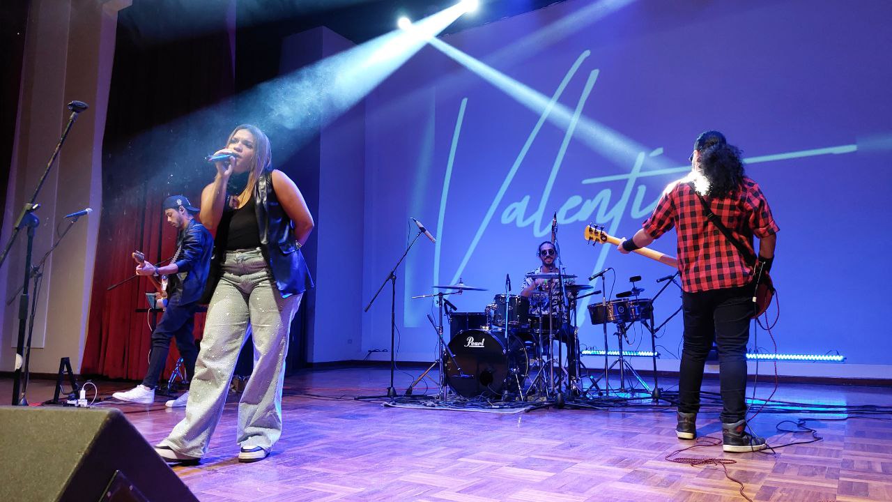 Valentina enciende el Jueves Cultural de URBE con su flow urbano