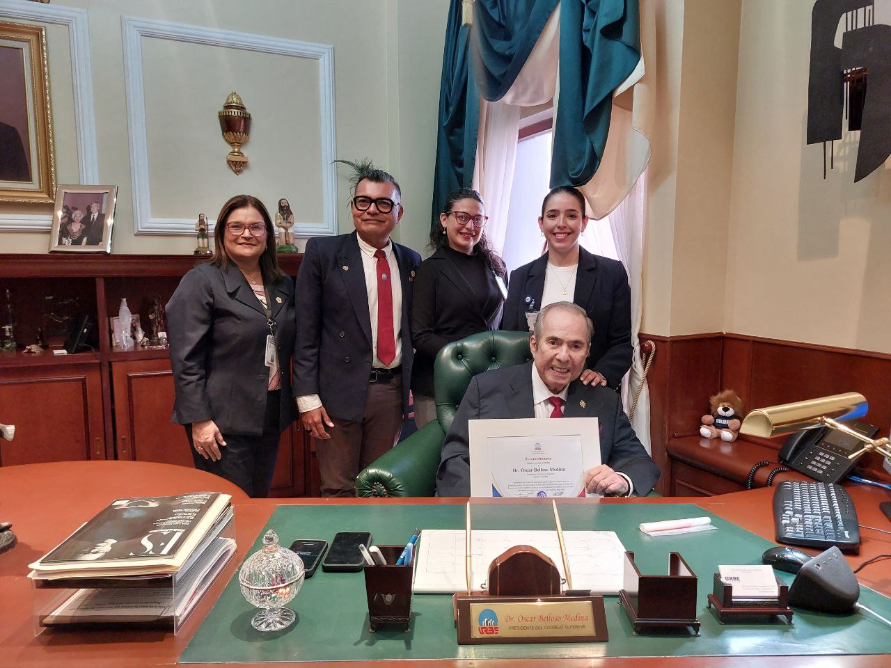 Escuela de Diseño Gráfico entrega reconocimiento al Presidente del Consejo Superior Dr. Oscar Belloso Medina
