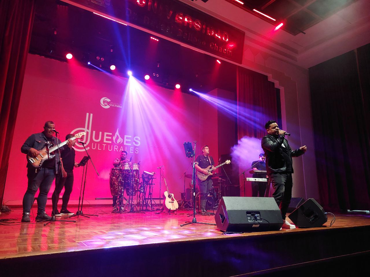 Hendrik Morante le cantó al amor en el Jueves Cultural de URBE