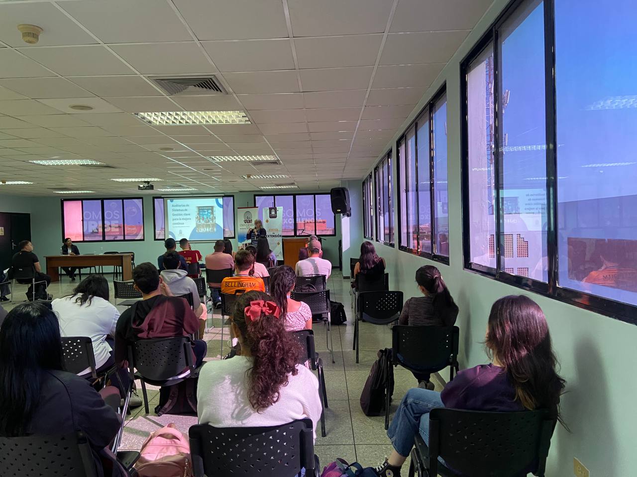 Escuela de Ingeniería Industrial debate en ciclo de charlas sobre tecnología y desarrollo sostenible