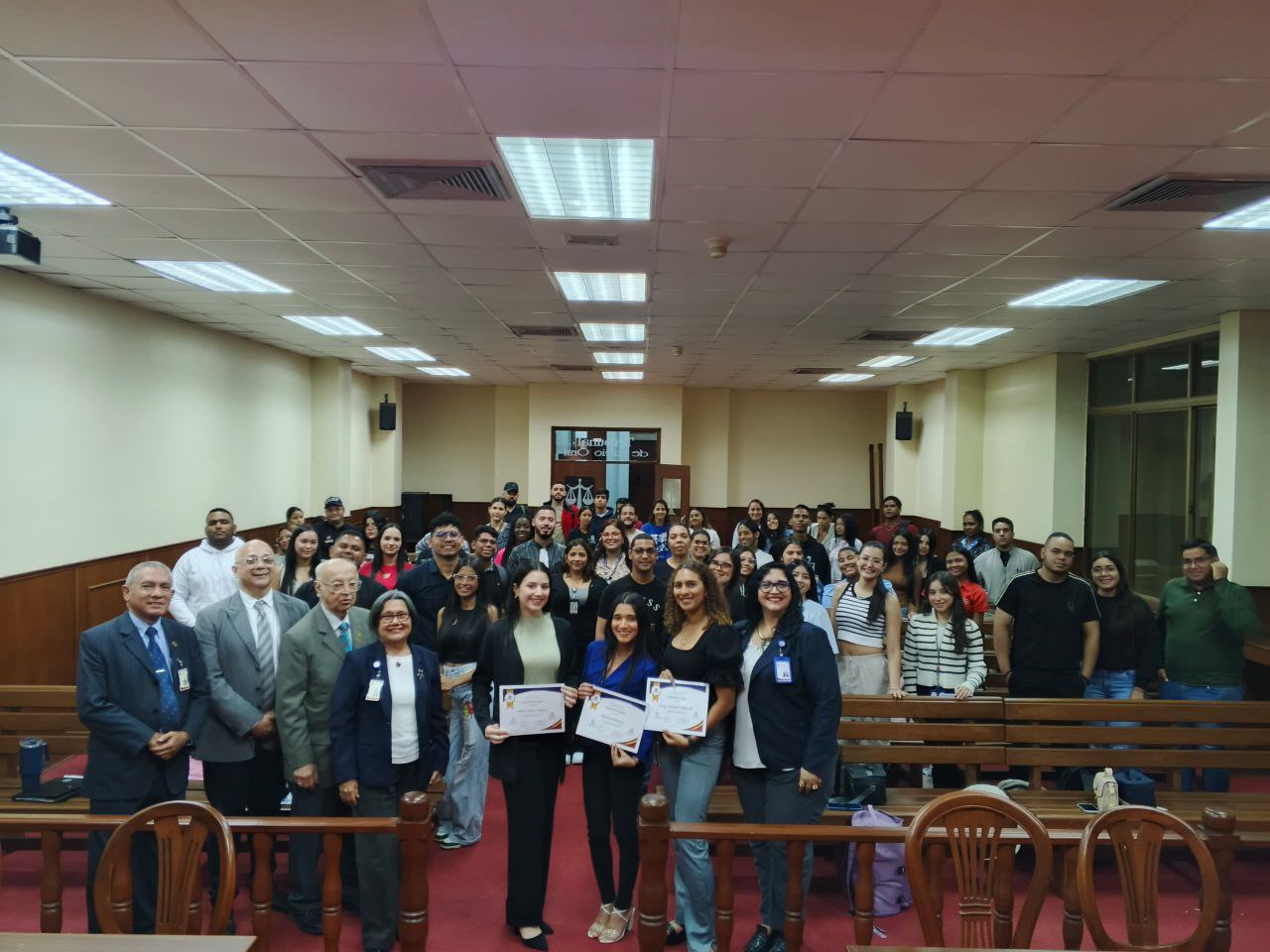 Estudiantes de Derecho participaron en el conversatorio “Investigación generando conocimiento”