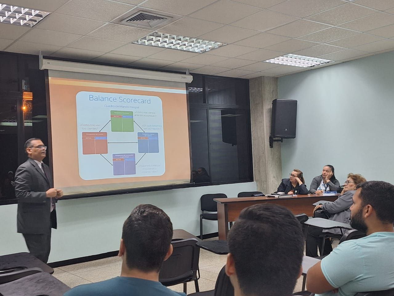 Club de emprendedores realizó conversatorio sobre competencias gerenciales