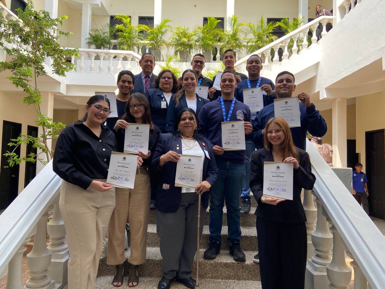 Estudiantes de URBE reciben reconocimientos del CLEZ por su contribución a la ciencia y la educación