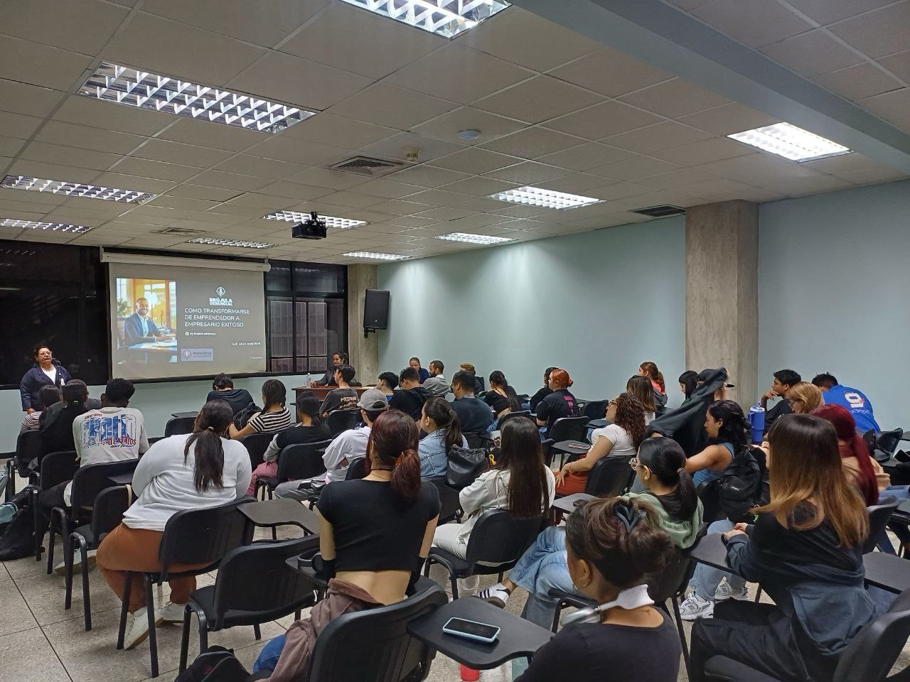 Escuela de Relaciones Industriales impulsa el desarrollo empresarial con  conversatorio