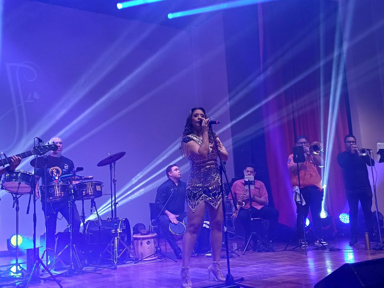 Johana Sayago y Son de Aquí vibraron en el Jueves Cultural