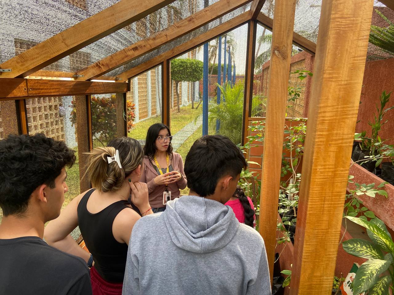 Estudiantes de URBE reciben charla sobre siembra  de Malvavilla en el vivero universitario