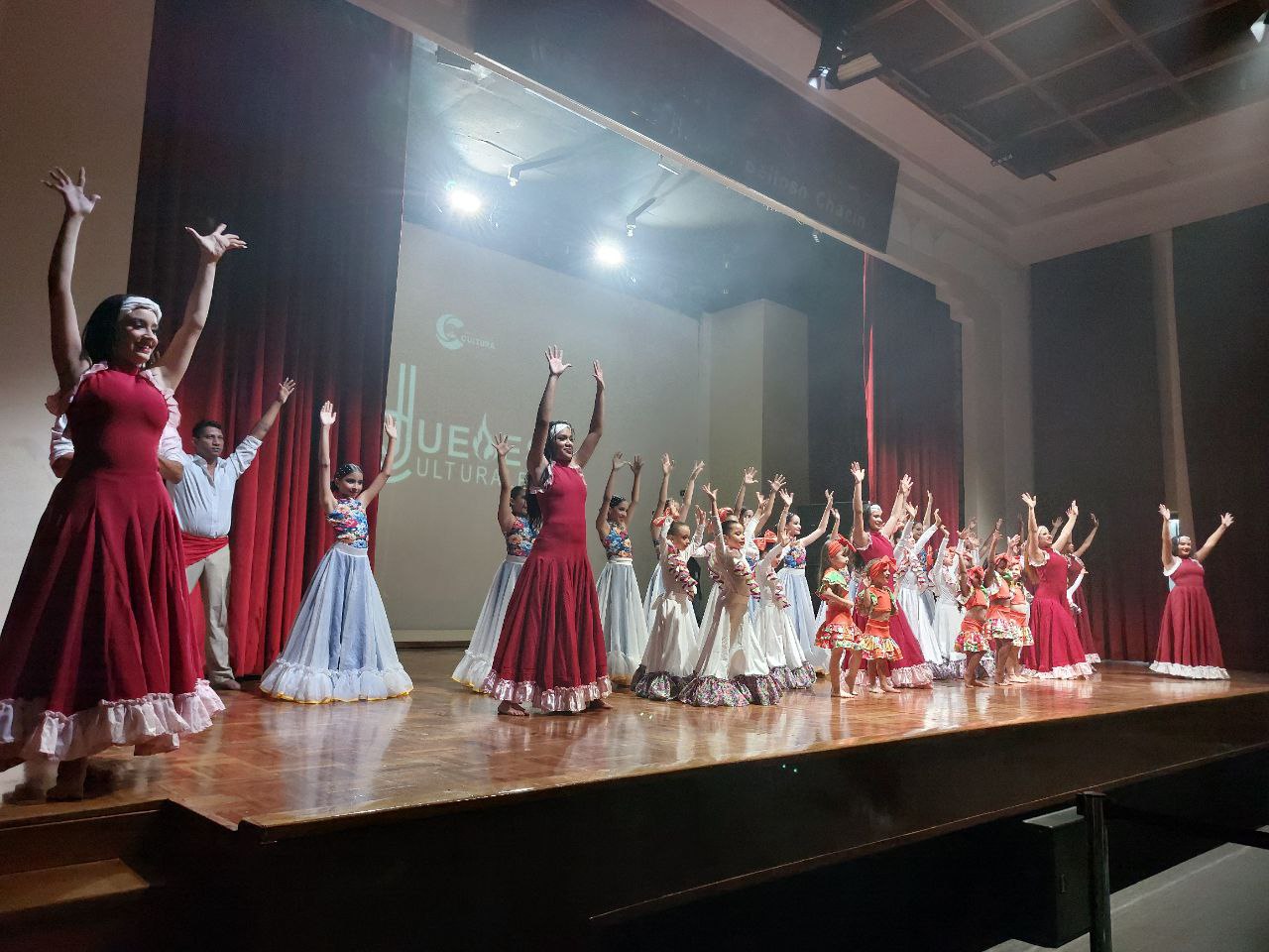 Jueves Cultural deslumbró con espectáculo de Danzas Maracaibo